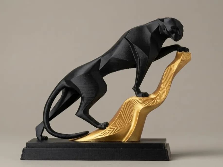Escultura de Pantera Negra Escalando