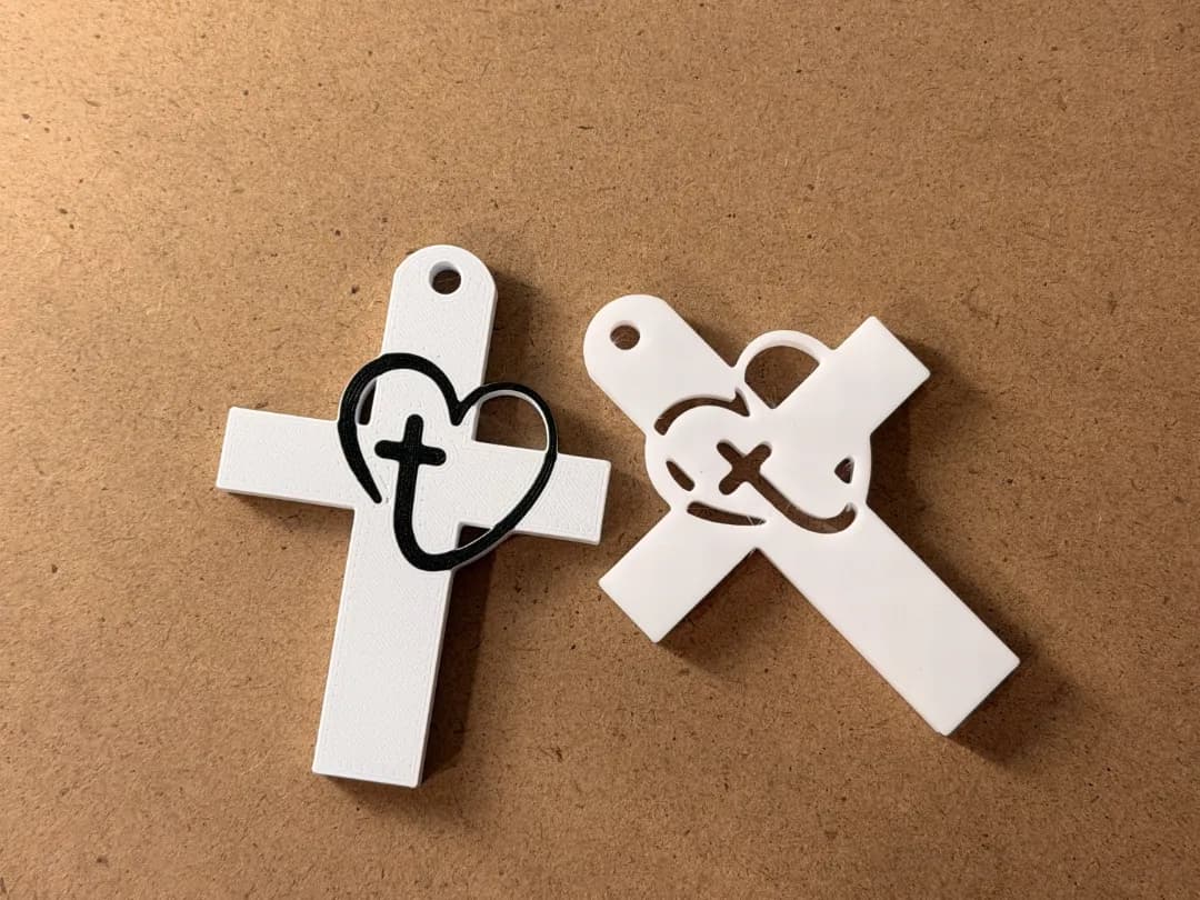 Chaveiro de Cruz com Símbolo de Coração