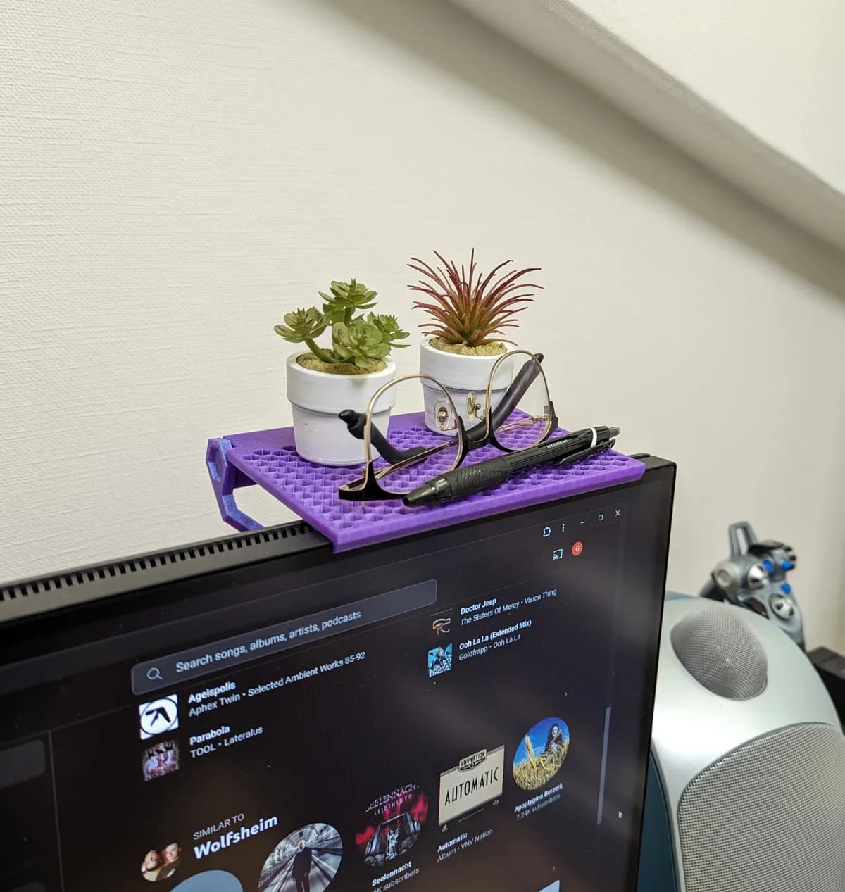 Adjustable Monitor shelf - Fits any display