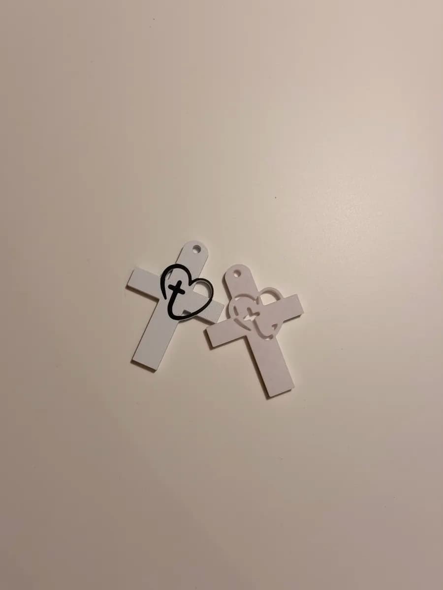 Chaveiro de Cruz com Símbolo de Coração