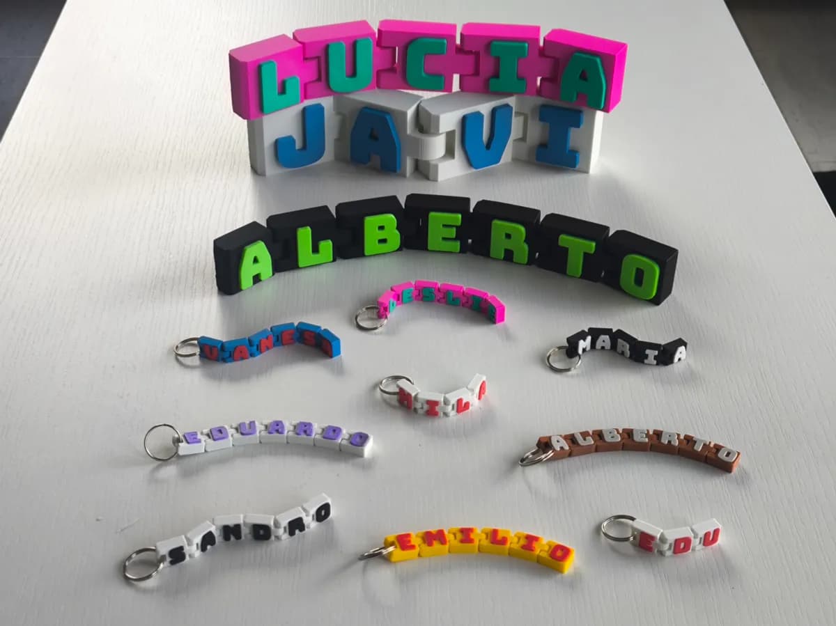 Articulated keychain, with personalized name